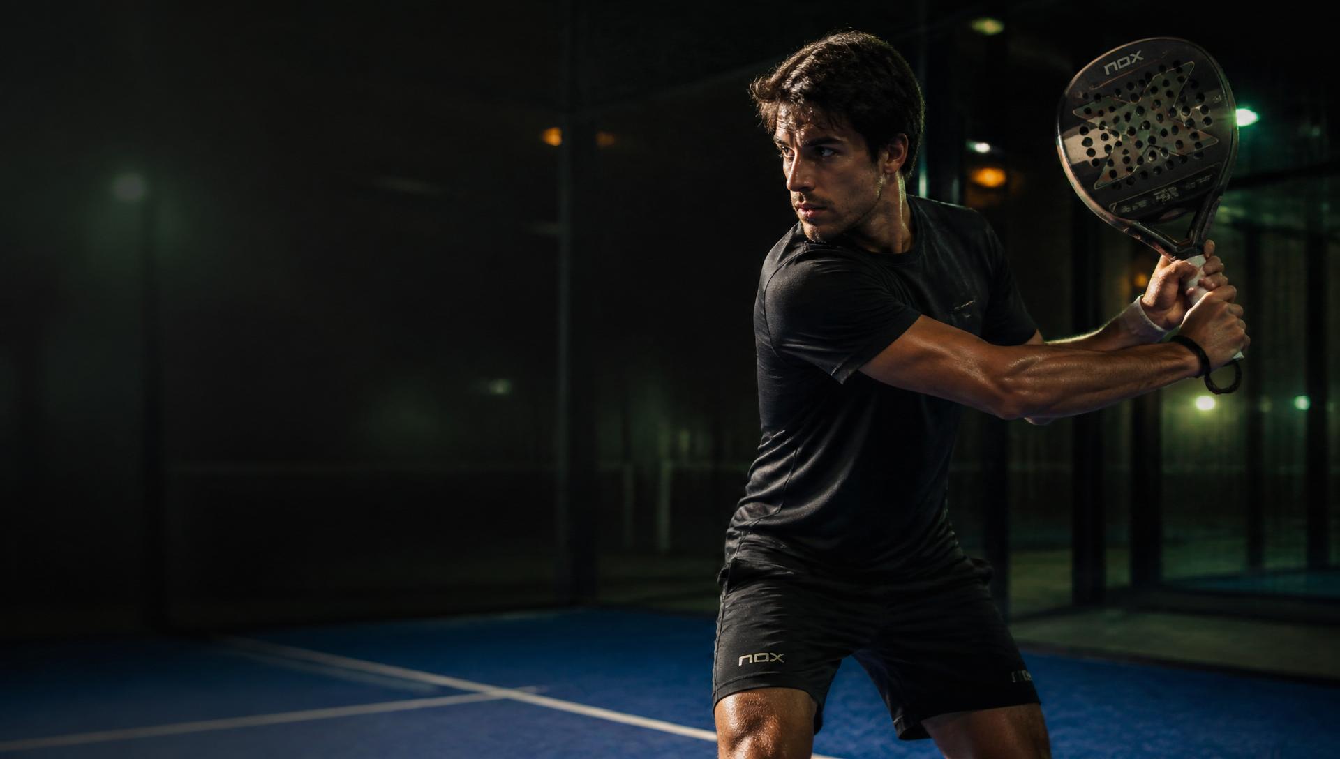 Joueur de padel en action sur un court